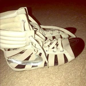 Nike gladiator sandals tan and silver Sz 7.5